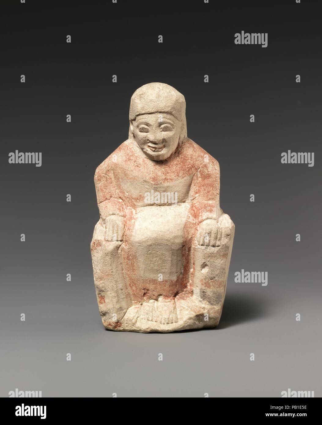 Statuette de calcaire d'une figure féminine assise. La culture chypriote :. Dimensions : hors tout : 4 1/2 x 3 5/8 x 1 1/2 in. (11,4 x 9,2 x 3,8 cm). Date : ca.525-500 B.C.. La figure féminine, probablement, est assis, les mains sur les accoudoirs. Elle porte une longue tunique avec de la peinture rouge sur les manches et sur le bord du vêtement. Les trous sur les côtés de la statuette peut avoir lieu l'essieu d'un char. Il y a des représentations de la déesse Astarte sur un char. Musée : Metropolitan Museum of Art, New York, USA. Banque D'Images