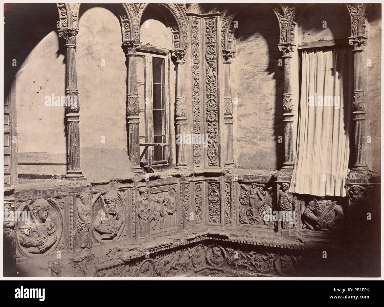 Saragosse, le Patio de la Casa Conocida con el nombre de los Infantes. Artiste : Charles Clifford (Welsh, 1819-1863). Dimensions : Image : 30,9 × 42,5 cm (12 3/16 x 16 3/4 in.) Mont : 42,3 × 58 cm (16 5/8 x 22 13/16 in.). Date : 1860. Cette impression est d'un album de cinquante-six plaques intitulée "souvenirs photographiques du voyage de Leurs Majestés et Altesses Royales vers les îles Baléares, la Catalogne et l'Aragon,' qui appartenait à Antoine d'Orléans, Duc de Montpensier, un grand collectionneur et mécène de photographes et le beau-frère de la reine Isabelle II. La photo représente le patio ba Banque D'Images