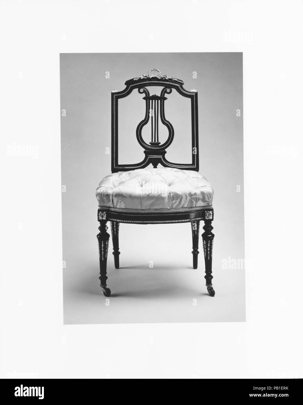 Side Chair. Culture : L'Américain. Dimensions : 37 x 21 3/16 x 19 1/2 in. (94,5 x 53,3 x 49,5 cm). Bouilloire : Léon Marcotte (1824-1887). Date : ca. 1860. Ce côté-ci de la présidence est partie d'un ensemble de meubles de style Louis XVI que John Taylor Johnston (1820-1893) acheté auprès de l'entreprise de Ringuet-Leprince et L. Marcotte dans environ 1856. Cette entreprise internationale avait tant d'exposition à Paris et à New York, et l'on estime qu'au moins certains des éléments de la suite ont été faites à Paris pour la commission de New York. Johnston, un directeur de chemin de fer et le premier président du Metropolitan Museum of Art, utilisé le Banque D'Images