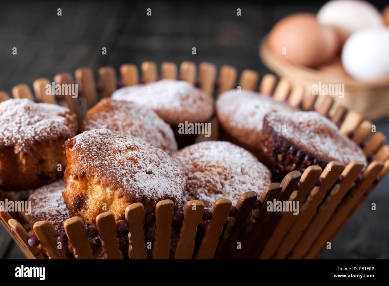 Cupcakes dans un grenier en bois Banque D'Images