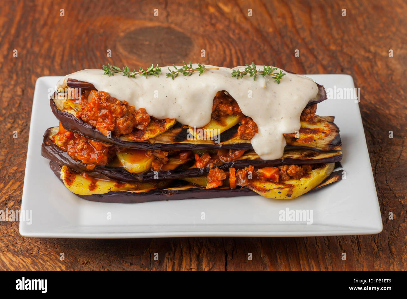 Moussaka grecque lave avec du fromage Banque D'Images