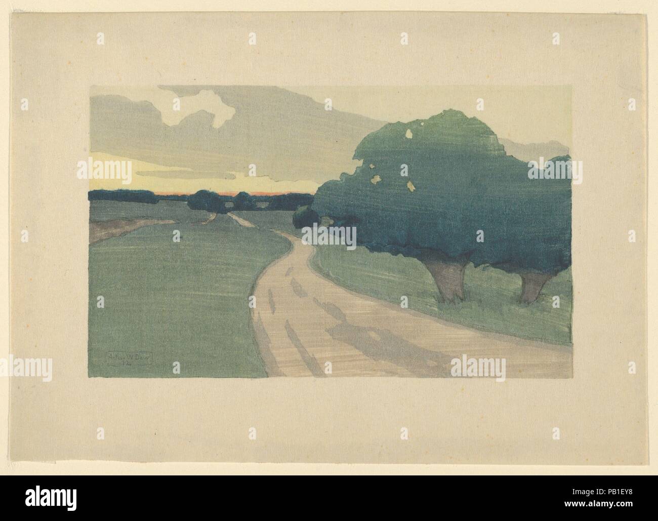 La longue route - Argilla Road, Ipswich. Artiste : Arthur Wesley Dow (Américain, Ipswich, Massachusetts 1857-1922 l'État de New York). Dimensions : image : 4 1/4 x 7 1/16 in. (10,8 x 17,9 cm). Date : ca. 1898-1912. L'orientation horizontale de ce paysage est inhabituel pour Dow, mais ses quelques éléments sont arrangés avec sa propre sensibilité japonaise. Le bouquet d'arbres à la droite est rognée par le bord du papier ; le recul de la route s'élève dans une boucle calligraphique vers l'horizon ; et les plans de sol, de ciel, et le feuillage sont exprimées avec des blocs de couleur. Dans l'impression, l'artiste essuya l'encre Banque D'Images