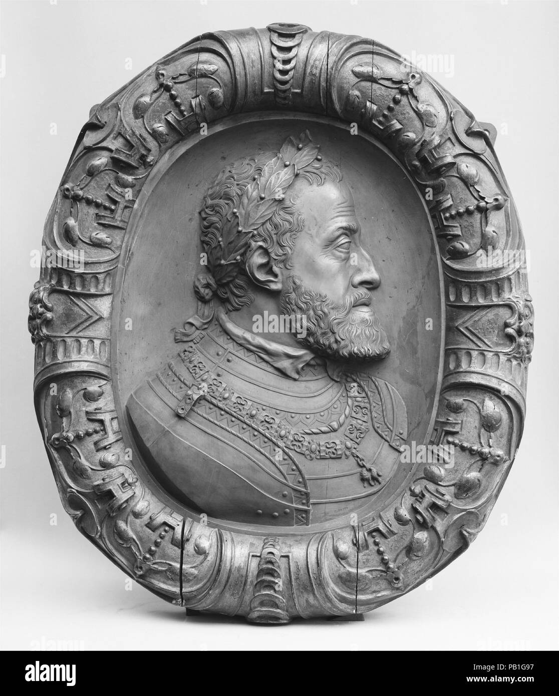 L'Empereur Charles V. Artiste : après un original par Leone Leoni (Italien, Menaggio ca. Milan 1509-1590). Culture : l'autrichienne. Dimensions : hors tout : 20 3/4 x 16 1/2 in. (52,7 × 41,9 cm) ; Pans : 27 1/4 x 22 3/4 x 3 5/8 in. (69,2 × 57,8 × 9,2 cm). Date : 1552. Il s'agit d'une copie d'après l'original italien de secours en bronze exécutée pour le Cardinal Granvelle, maintenant au Louvre. Musée : Metropolitan Museum of Art, New York, USA. Banque D'Images