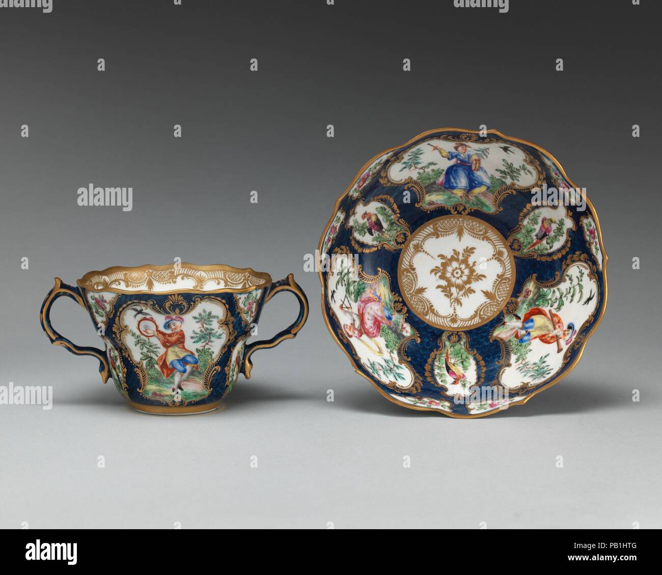 Tasse et soucoupe. Culture : British, Worcester. Décorateur : décorées dans un atelier de James Giles (britannique, 1718-1780). Dimensions : tasse [a] : 2 3/4 x 3 3/4 in. (7 × 9,5 cm) ; [b] : soucoupe 1 15/16 × 6 3/4 in. (4,9 × 17,1 cm). L'usine : l'usine de Worcester (britannique, 1751-2008). Date : ca. 1770. Musée : Metropolitan Museum of Art, New York, USA. Banque D'Images