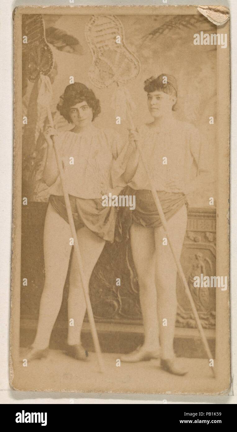 Deux actrices tenant de longues perches, à partir de la série des actrices (N245) publié par Kinney frères de promouvoir les cigarettes Sweet Caporal. Fiche Technique : Dimensions : 2 1/2 x 1 7/16 in. (6,4 × 3,7 cm). Editeur : Publié par Kinney Brothers (américain). Date : 1890. Les cartes commerciales de l'ensemble "Acteurs et Actrices" (N245), publié en 1890 par les Frères Kinney pour promouvoir le tabac Cigarettes Sweet Caporal. Musée : Metropolitan Museum of Art, New York, USA. Banque D'Images