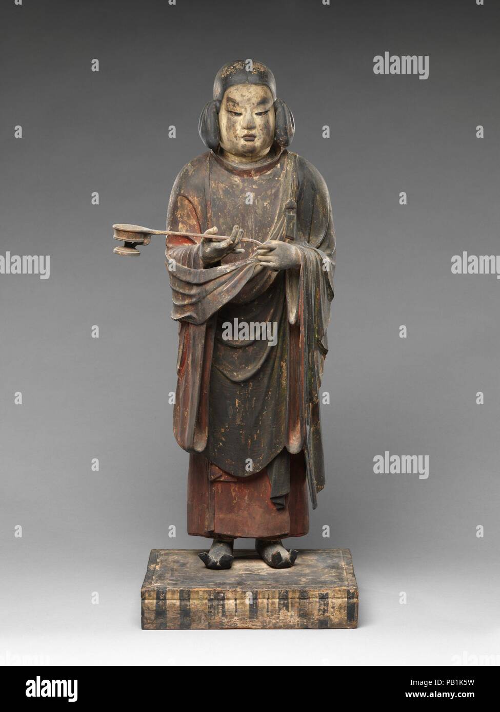 Le Prince Shotoku à l'âge de 16 ans. Culture : le Japon. Dimensions : H. 30 1/4 in. (76,8 cm) ; W. 12 3/4 in. (32,4 cm) ; D. 11 1/8 in. (28,3 cm) ; H. (avec socle) 32 3/4 in. (83,2 cm). Date : le 14e siècle. Cette statue d'un jeune avec ses cheveux attachés en deux paquets sur ses oreilles, d'un surplis de curé sur sa cour robe, et d'un brasier dans ses mains est un portrait imaginaire du Prince Shotoku Shotoku Taishi [] (574 ?-622) à l'âge de 16 ans. D'abord vénéré comme le fondateur de bouddhisme japonais Shotoku, ont fait l'objet d'un culte religieux populaire par le xive siècle, lorsque cette image a été sculpté. Inspiré par l'un Banque D'Images