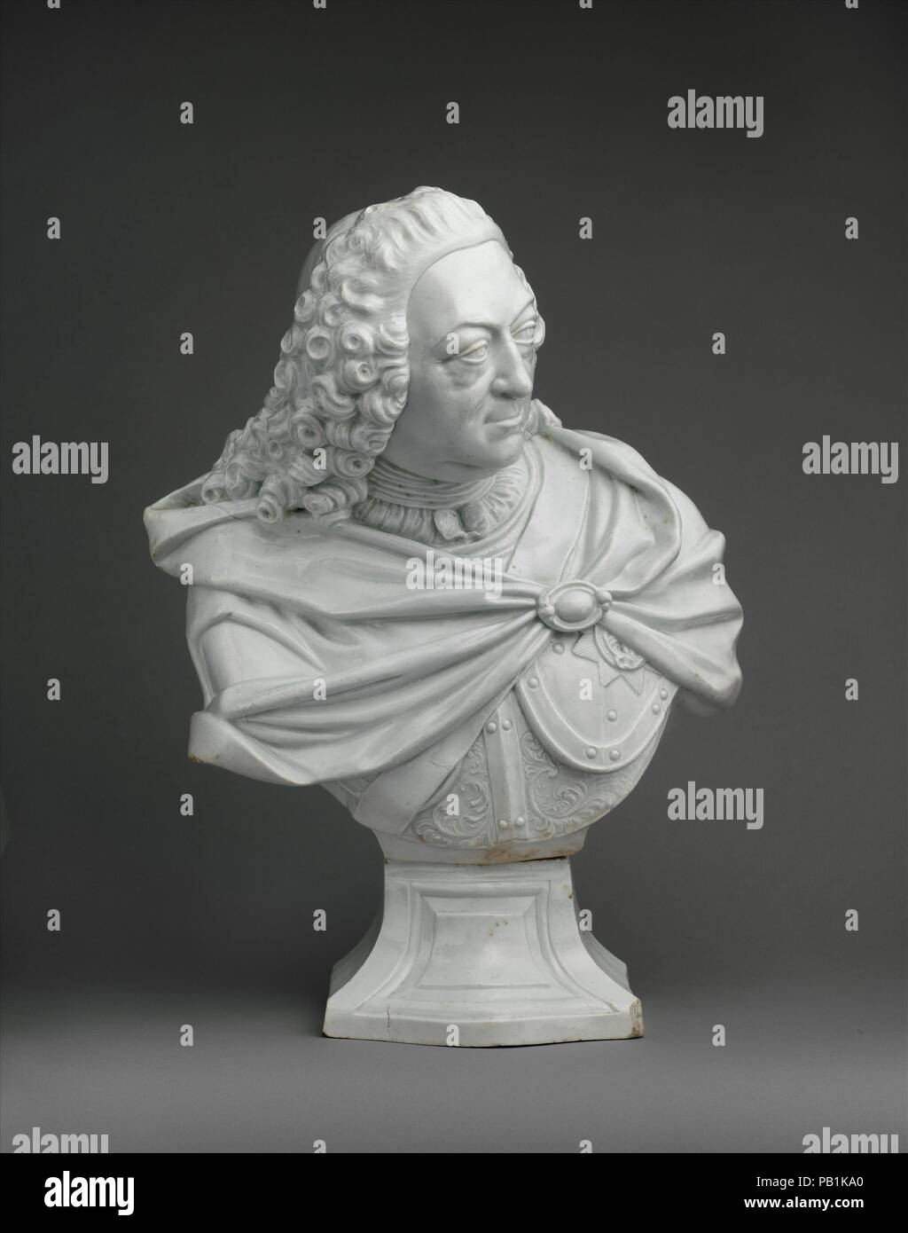 Le Roi George II (1683-1727), règne 1727-60. Culture : British, probablement Vauxhall. Dimensions : hors tout (confirmé) : 7 1/16 × 12 × 5/8 6 7/8 in. (17,9 × 32,1 × 17,5 cm). Manufacture : Vauxhall (British, ca. 1753-ca. 1763). Date : ca. 1760. Le roi porte une cuirasse d'officier de cavalerie sous son manteau militaire, symbole de son rôle pendant la Guerre de Succession d'Autriche (1740-48). George II a dirigé personnellement la charge de cavalerie Hanovrienne, britannique, et des troupes à Austiran leur victoire sur une force française supérieure à la bataille de Dettingen, 1743. Musée : Metropolitan Museum of Art, New York, USA. Banque D'Images