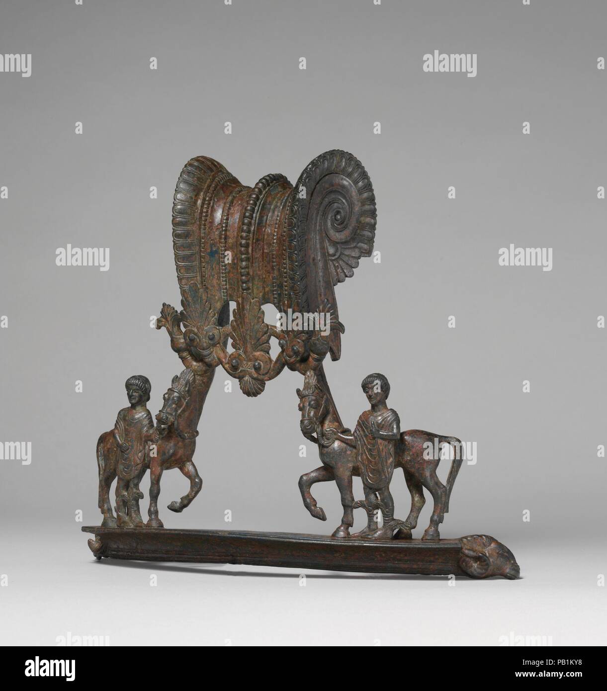 Poignées en bronze d'une grande volute-cratère (vase pour mélanger le vin et l'eau). Culture : l'étrusque. Dimensions : H. 9. (22,9 cm). Date : ca. 500-475 av. J.-C.. Les poignées ont la forme caractéristique associée à un type de cratère dans Vulci et exportées vers les colonies étrusques aussi loin que Spina en Italie du Nord. Les jeunes gens portant des bottes ailées et tenant les brides de leurs chevaux sont presque certainement les deux Castur Pultuce, dieux et (Roman : Castor et Pollux), le fils de Zeus ; les deux sont connus à l'époque étrusque comme Cliniar Tinas. Ce sont les plus grandes et plus élaborées, s'occupe de ce type n Banque D'Images