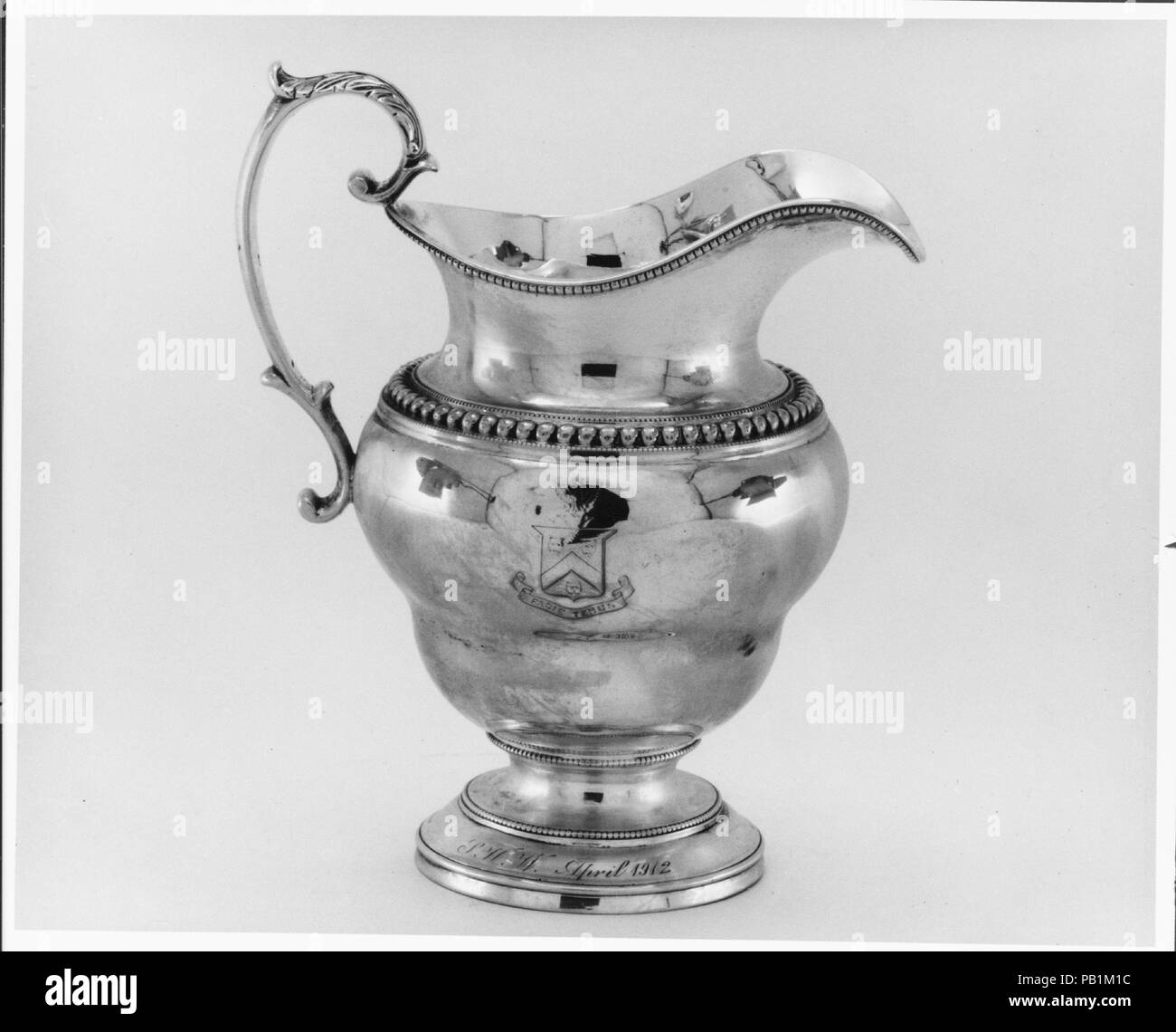 Creamer. Culture : L'Américain. Dimensions : hors tout : 6 1/8 x 5 9/16 x 4 in. (15,6 x 14,1 x 10,2 cm) ; 11 oz. 2 tpl. (345,6 g) Foot : diam. 2 13/16 in. (7,1 cm). Bouilloire : Harvey Lewis (ca. 1783-1835). Date : 1827. Musée : Metropolitan Museum of Art, New York, USA. Banque D'Images