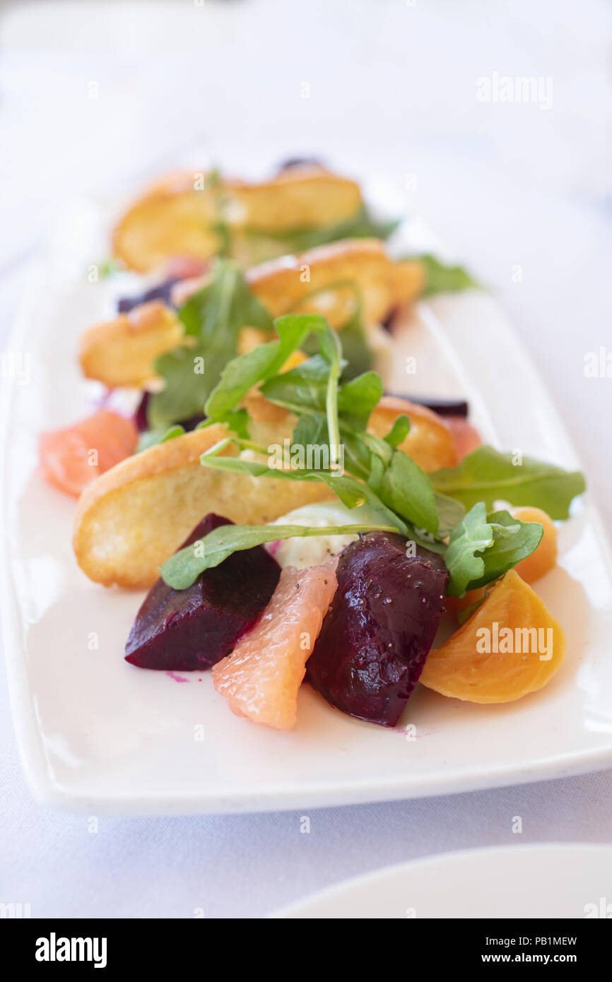 Salade gastronomique de betteraves rouges et or avec Burrata fromage et roquette Banque D'Images