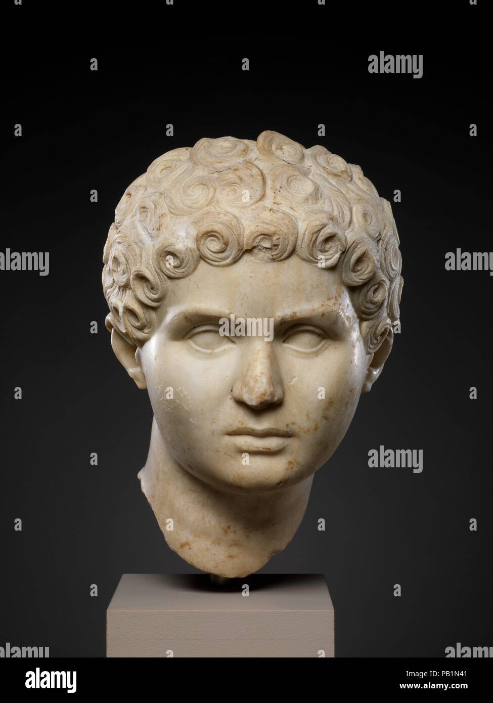 En portrait d'une jeune fille. Culture : Roman. Dimensions : H. 12 1/4 in. (31,1 cm). Date : 81-96 après J.-C.. L'évolution des coiffures souvent chers à la cour impériale sont bien documentés, ce qui rend possible la datation approximative de nombreux portraits de femmes à la mode mais inconnu. La coiffure avec un halo de boucles et de tresses serrées à égalité à la nuque du cou est très semblable à celle de Domitia Longina, épouse de l'empereur Domitien, comme elle apparaît sur coin portraits qui sont datées du début des années 80 après J.-C. Musée : Metropolitan Museum of Art, New York, USA. Banque D'Images