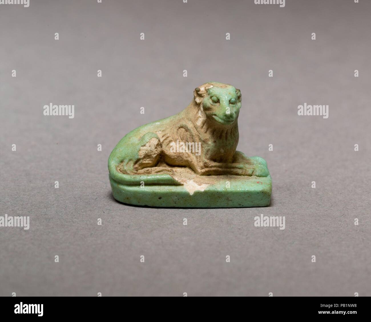 Chien couché. Dimensions : L. 2.2 × 1.3 × W. H. 1,5 cm (7/8 × 1/2 × 9/16 in.). Date : 664-30 av. Les chiens sont rares au premier millénaire les représentations égyptiennes. Par la période romaine et peut-être déjà dans la période ptolémaïque un grand spitz chien avec une Queue enroulée est associé à Isis. Mais un peu de terre cuite qui dépeignent un chien-chien comme plus ou repos couché à la date mai Période ptolémaïque. Il me semble être ce genre de chien qui est représentée par cette figurine et aussi par 30.8.355. Si elles représentent un intérêt pour la chasse ou en un dieu(des) associée à la chasse comme Artémis, un p Banque D'Images