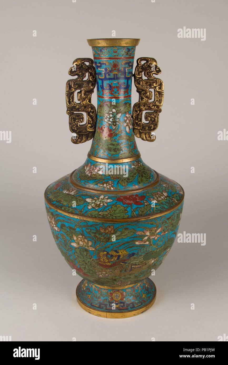 Vase. Culture : la Chine. Dimensions : 20 × 10 1/2 3/4 in. (52,1 × 27,3 cm) Diam. de rim : 3 5/8 po. (9,2 cm) Diam. de pied : 6 3/4 in. (17,1 cm). Musée : Metropolitan Museum of Art, New York, USA. Banque D'Images