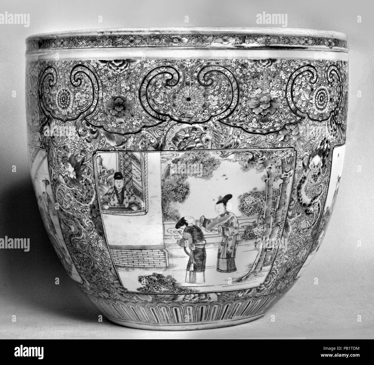 Fish Bowl avec des scènes figuratives. Culture : la Chine. Dimensions : H. 13 1/2 in. (34,3 cm) ; Diam. En 15. (38,1 cm). Date : du 19e siècle. Musée : Metropolitan Museum of Art, New York, USA. Banque D'Images