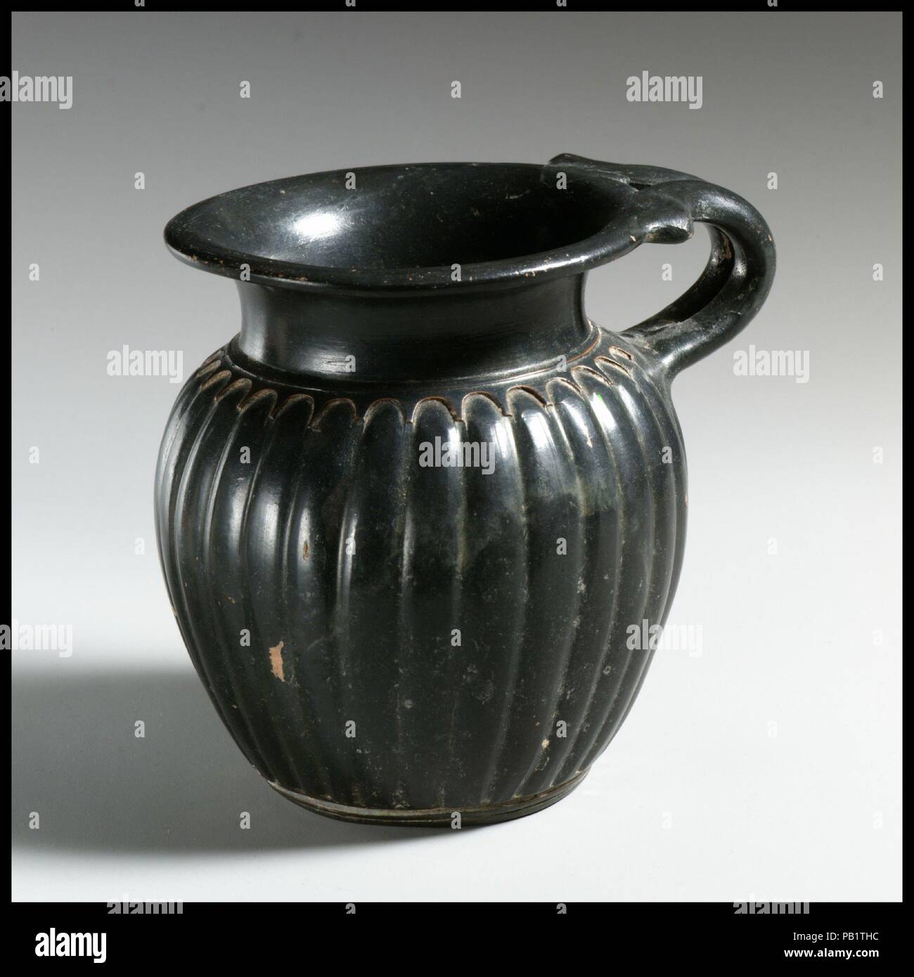 Tasse en terre cuite. Culture : le grec, l'italien, de la région des Pouilles. Dimensions : H. 4 3/16 in. (10,6 cm). Date : 4ème siècle avant J.-C.. Avec poignée striée. Musée : Metropolitan Museum of Art, New York, USA. Banque D'Images