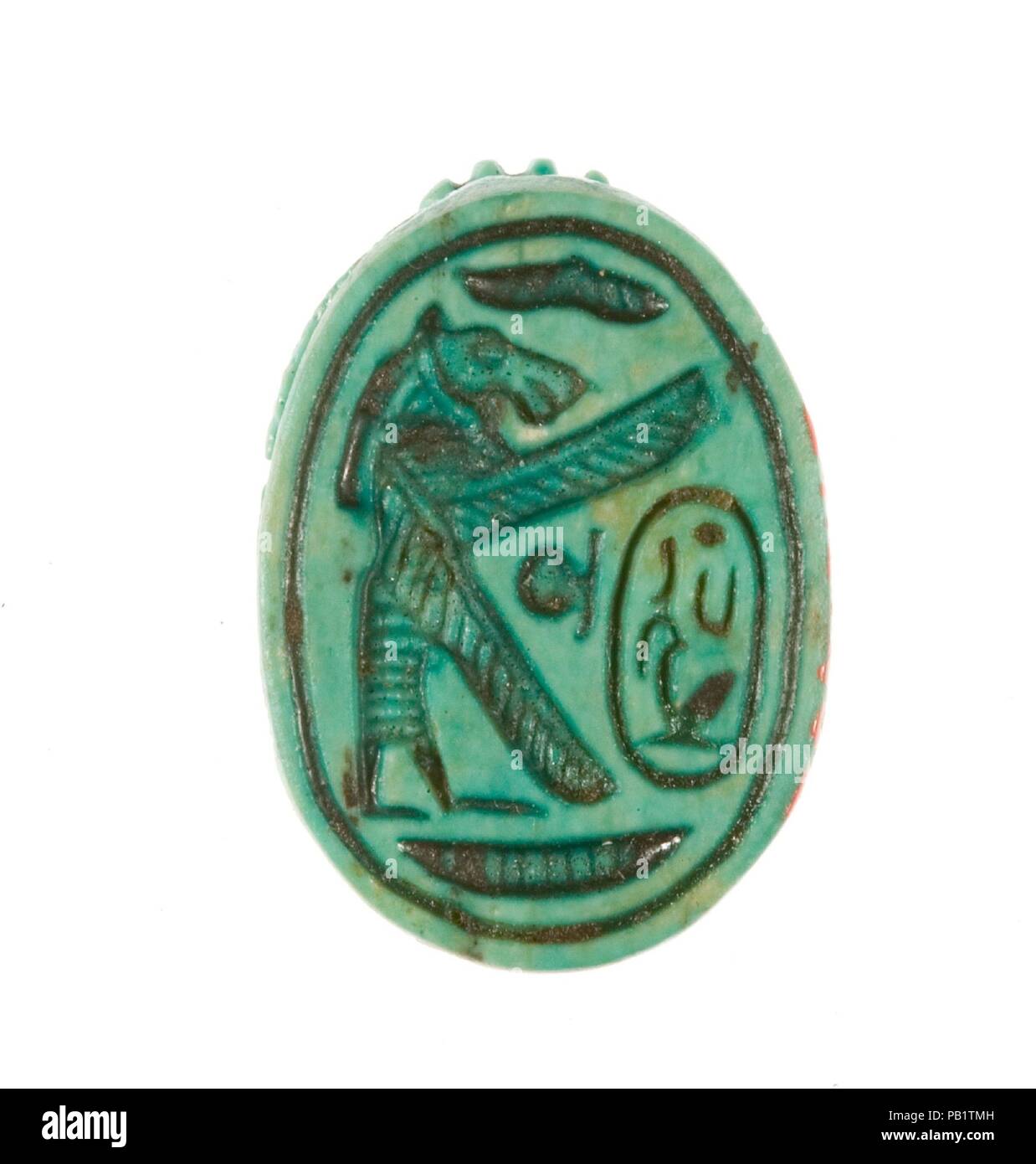 Scarab avec déesse à tête Protéger Maatkare. Dimensions : H. 1,7 cm (11/16) ; w. 1,2 cm (1/2 po) ; h. 0,7 cm (1/4 po). Dynastie DYNASTIE : 18. Règne : règne d'Hatchepsout et de Thoutmosis III. Date : ca. 1479-1458 av. J.-C.. Au cours de la saison 1926-1927, l'excavation du Musée de l'expédition égyptienne découvert trois dépôts de fondation le long de la paroi de l'enceinte du temple funéraire d'Hatshepsout à Deir el-Bahri à Thèbes Ouest. Parmi les matières ont été 299 scarabées et stamp-joints. Soixante-cinq d'entre elles sont maintenant dans le Musée égyptien, Le Caire, et les autres ont été acquis par le musée dans la div Banque D'Images