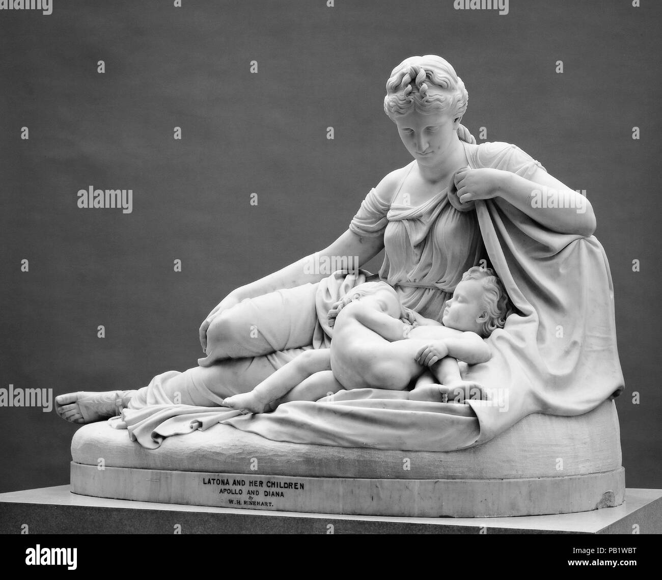 Latona et ses enfants, Apollon et Diane. Artiste : William Henry Rinehart (Américain, Union Bridge, Maryland 1825-1874 Rome). Dimensions : 46 1/8 x 65 3/4 x 31 in., 2795lb. (117,2 x 167 x 78,7 cm, 1267.8kg). Date : 1870 ; 1874 sculpté. Dans ses interprétations d'anciens mythes et légendes, Rinehart, qui était basé à Rome, éviter les détails superflus et d'émotivité favorisée par d'autres sculpteurs américaine. Ici, Latona (Leto en grec), déesse des ténèbres, est assis à côté de l'Apollon et Diane (Artémis), les deux enfants qu'elle avait par Jupiter (Zeus). La déesse regarde vers le bas avec tranq Banque D'Images