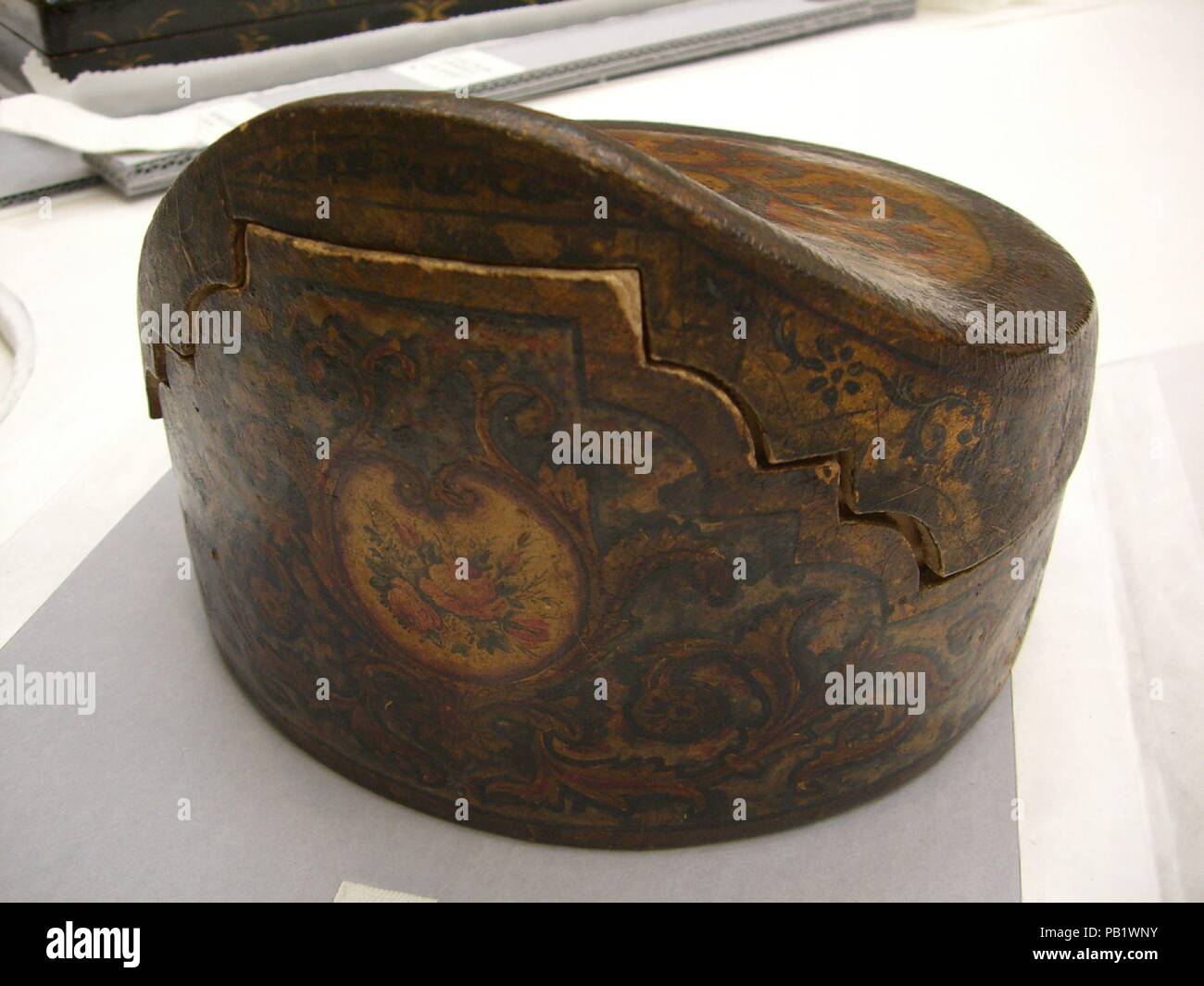 Fort. Culture : L'Italien, Venise. Dimensions : H. (à l'arrière) 5 1/2 x 8 pouces (14,0 W. x 20,3 cm) H. (à l'avant) 3 pouces (7,6 cm). Date : 18e siècle ( ?). Musée : Metropolitan Museum of Art, New York, USA. Banque D'Images