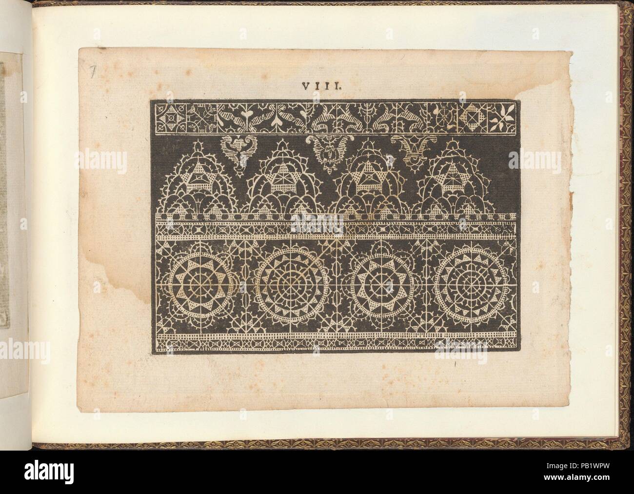 Prima parte de' Fiori, page 8 (recto). Auteur : Giovanni Battista Ciotti (Italien, né Sienne, ca. 1560). Dimensions : hors tout : 6 11/16 x 9 1/16 in. (17 x 23 cm). Imprimante : Nicolo Moretti , Venise. Publié dans : Venise. Editeur : Francesco de' Franceschi (Italien, actif 16e siècle). Date : 1591. Écrit par Giovanni Battista Ciotti, imprimé par Nicolo Moretti, Venise, publié par Francesco de' Franceschi, Italien, actif 16ème siècle. De haut en bas, et de gauche à droite : Design composé de 3 registres horizontaux. Registre supérieur est décoré de 3 à l'envers les fleurs qui pendent à un orname Banque D'Images