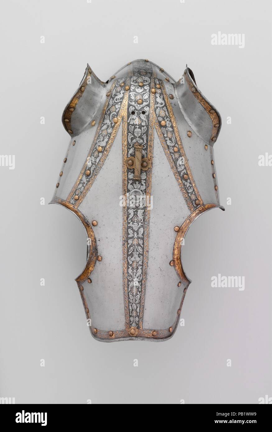Half-Shaffron (Tête de cheval) de la Défense. Culture : l'italien, probablement à Milan. Dimensions : H. 15 1/4 in. (38,7 cm) ; W. 10 3/4 in. (27,3 cm) ; D. 7. (17,8 cm) ; WT. 2 lb. 11 oz. (1208 g). Date : ca. 1570-80. Cette shaffron correspond à une armure italienne pour l'homme dans le Metropolitan Museum (acc. no. 14.25.717) c'est aujourd'hui monté à cheval dans le cadre de l'Equestrian group dans le hall principal de l'Armes et galeries. Les bandes minces de trophées d'armes gravées, de vases, d'oiseaux et de créatures grotesques sur un sol noirci et en pointillés sont typiques pour la décoration de l'armure italienne de la période. Le shaffron Banque D'Images