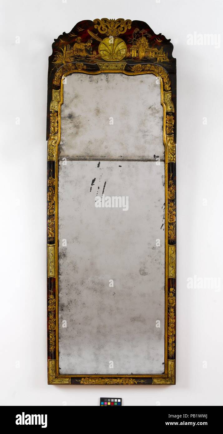 À la vitre. Culture : L'Américain. Dimensions : 57 1/2 x 19 1/8 x 1 1/4 in. (146,1 x 48,6 x 3,2 cm). Date : 1730-60. L'utilisation de vendanger *, doré et peinture gesso à imiter l'aspect brillant sur les laques asiatiques, était une méthode populaire de meubles décoration coloniale à Boston. Ce Looking Glass, partie d'un groupe (40,37.1, .2, .4) de japanned meubles qui est descendu dans la famille Pickman de Salem, Massachusetts, est un extraordinaire de survie. La décoration peinte sur le haut de la poitrine, une coiffeuse, et à verre est tous de la même main. Musée : Metropolitan Museum of Art, New York, USA. Banque D'Images