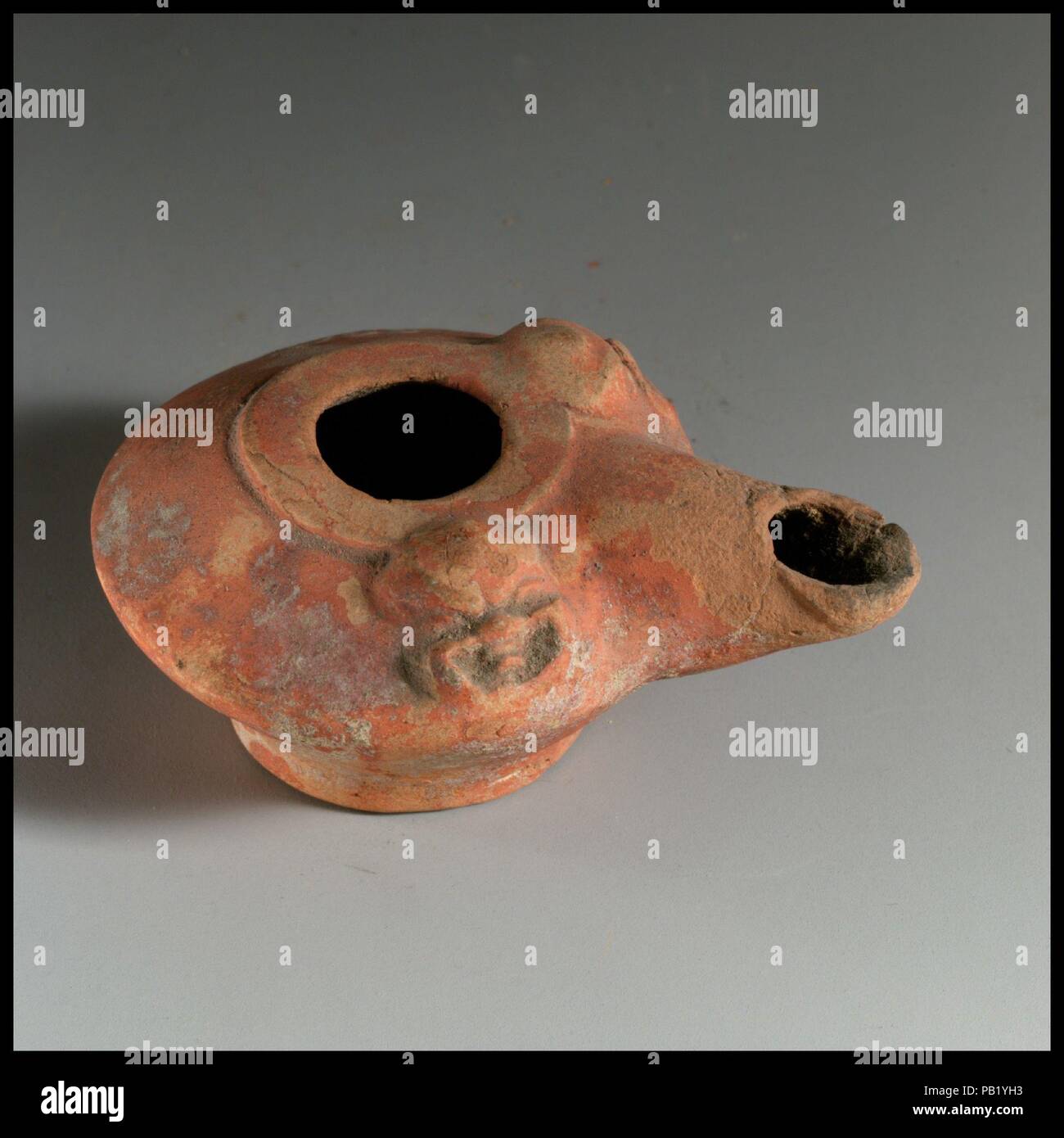 Lampe à huile en terre cuite. Culture : le grec. Dimensions : hors tout : 1 1/4 x 2 7/8 in. (3,2 x 7,3 cm). Musée : Metropolitan Museum of Art, New York, USA. Banque D'Images