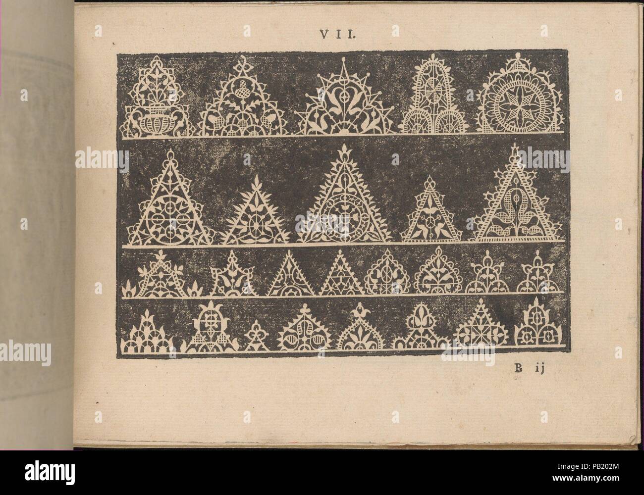 Prima Parte de' Fiori, e disegni di varie sorti di Ricami Moderni, page 7 (recto). Auteur : Giovanni Battista Ciotti (Italien, né Sienne, ca. 1560). Dimensions : hors tout : 5 x 5/16 7 5/16 in. (13,5 x 18,5 cm). Publié dans : Venise. Editeur : Francesco de' Franceschi (Italien, actif 16e siècle). Date : 1591. Écrit par Giovanni Battista Ciotti, publié par Francesco de' Franceschi, Italien, actif 16ème siècle. De haut en bas, et de gauche à droite : Design composé de 4 registres horizontaux. Chaque registre est décoré avec des motifs circulaires ou triangulaires qui sont ornés de va Banque D'Images