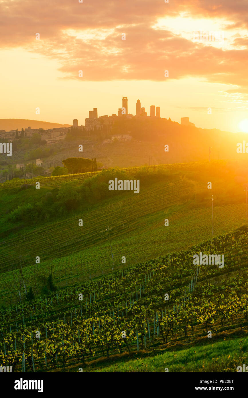 Coucher du soleil à Beatutiful village médiéval de San Gimignano, Italie, Europe Banque D'Images