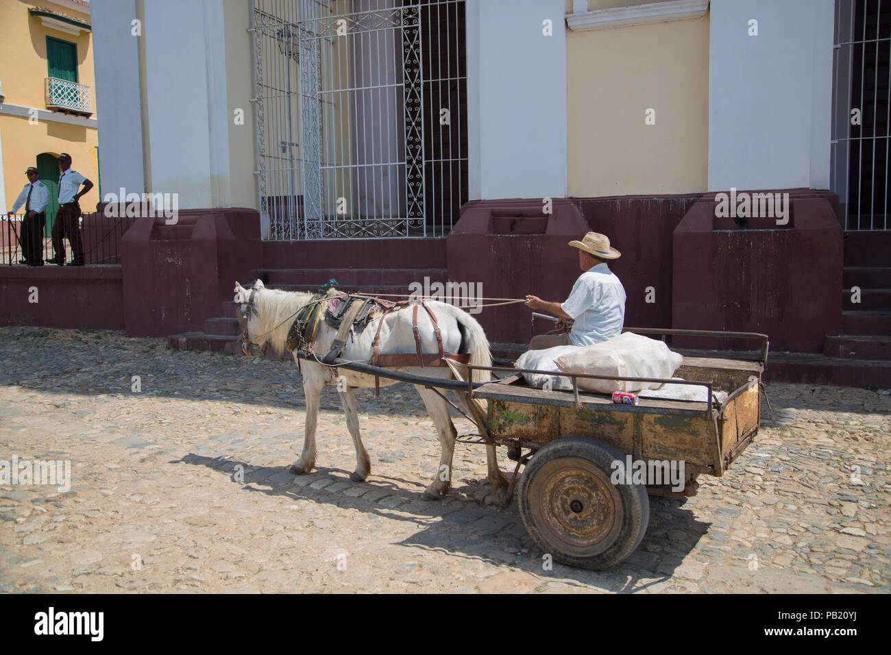 L'homme et le cheval panier équitation à travers les rues pavées de Trinidad, Cuba Banque D'Images