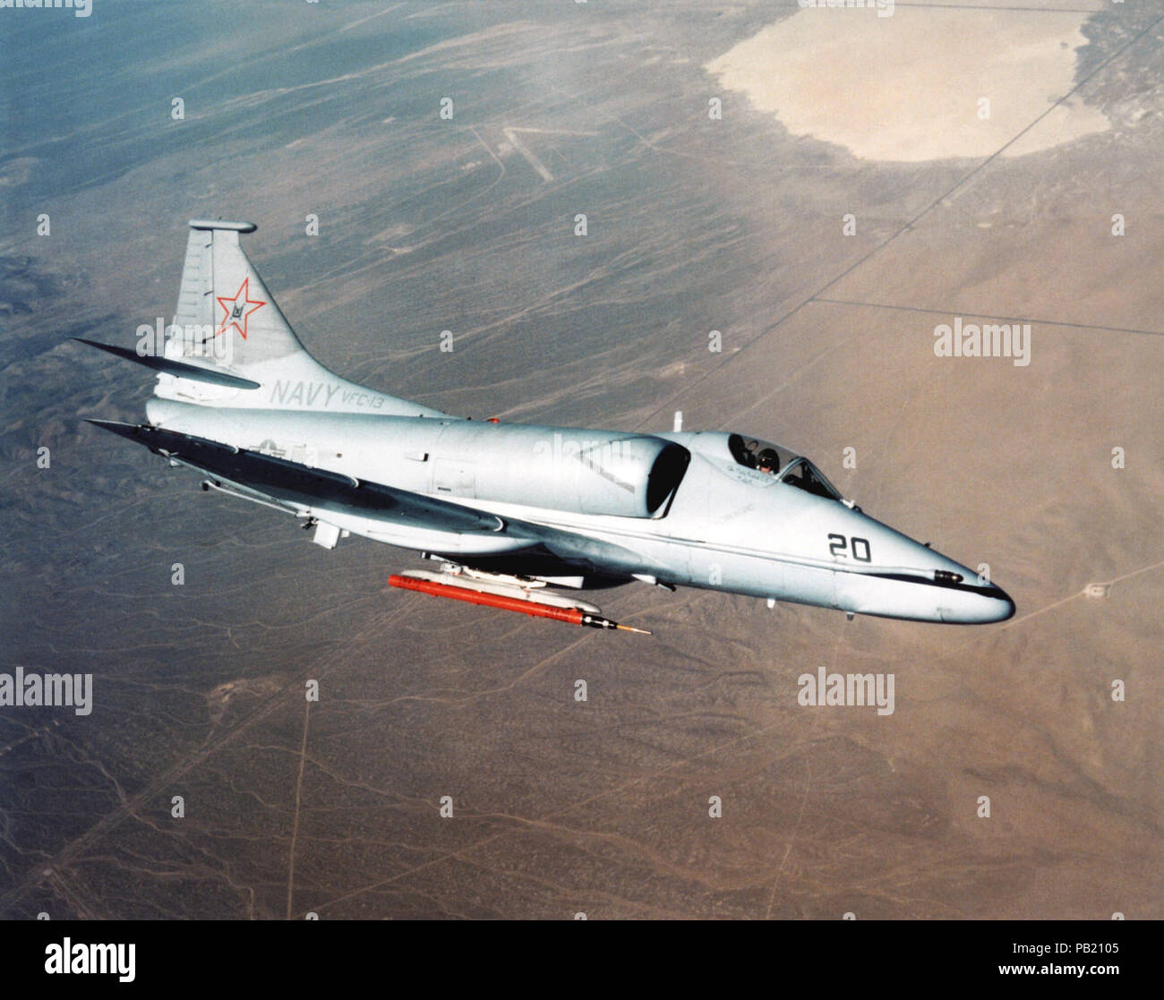 A-4F VFC-13 avec ACMI pod en vol 1987. Copie d'un négatif A-4 Skyhawk, affecté à l'Escadron de chasse 13 Composite (VFC-13), la lutte contre les Saints, Naval Air Station (NAS) FALLON, Nevada (NV), en fuite. Le Skyhawk est porteur d'une instrumentation de la Manœuvre de combat aérien (ACMI) pod, ce qui permet plus de détails d'air-air pour être transmis à une station au sol pour analyse ultérieure. VFC-13 offre la qualité de la formation de l'adversaire dans le cadre du programme Top Gun de la Marine. Banque D'Images