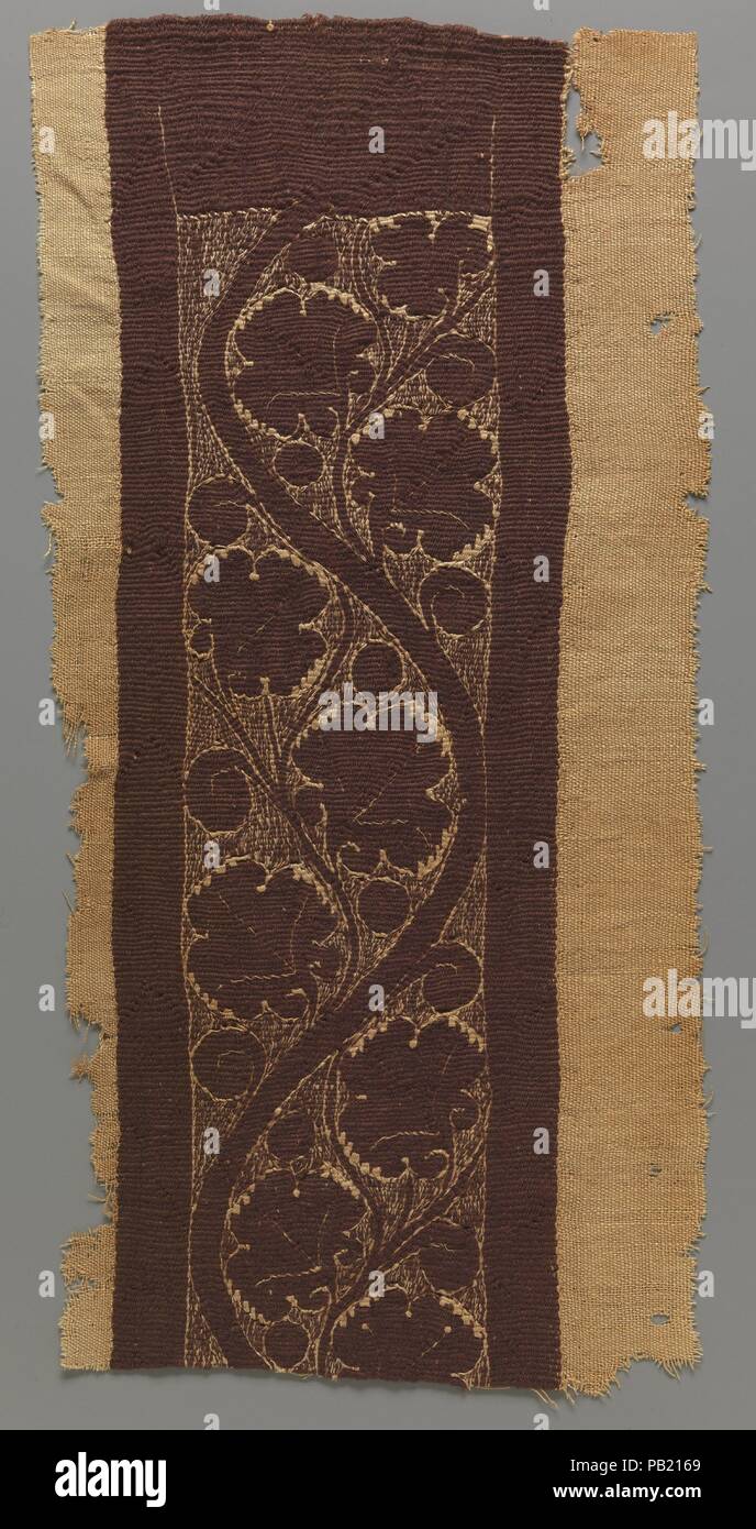 Avec la bande de défilement de la vigne. Dimensions : Textile : H. 12 1/2 in. (31,7 cm) O. 6 1/4 in. (15,9 cm). Date : 4e-6e siècle. La vigne faire défiler, magnifiquement exécuté sur les textiles que l'on voit ici, est omniprésent dans l'art du monde méditerranéen. Il apparaît tout au long de l'art de la période byzantine pour le motif décoratif, évoquant l'abondance de la nature et de la bonne vie. Dans certains contextes, tels que l'art funéraire ou l'intérieur des églises, le motif pourrait prendre sur plus d'associations spécifiques. Musée : Metropolitan Museum of Art, New York, USA. Banque D'Images