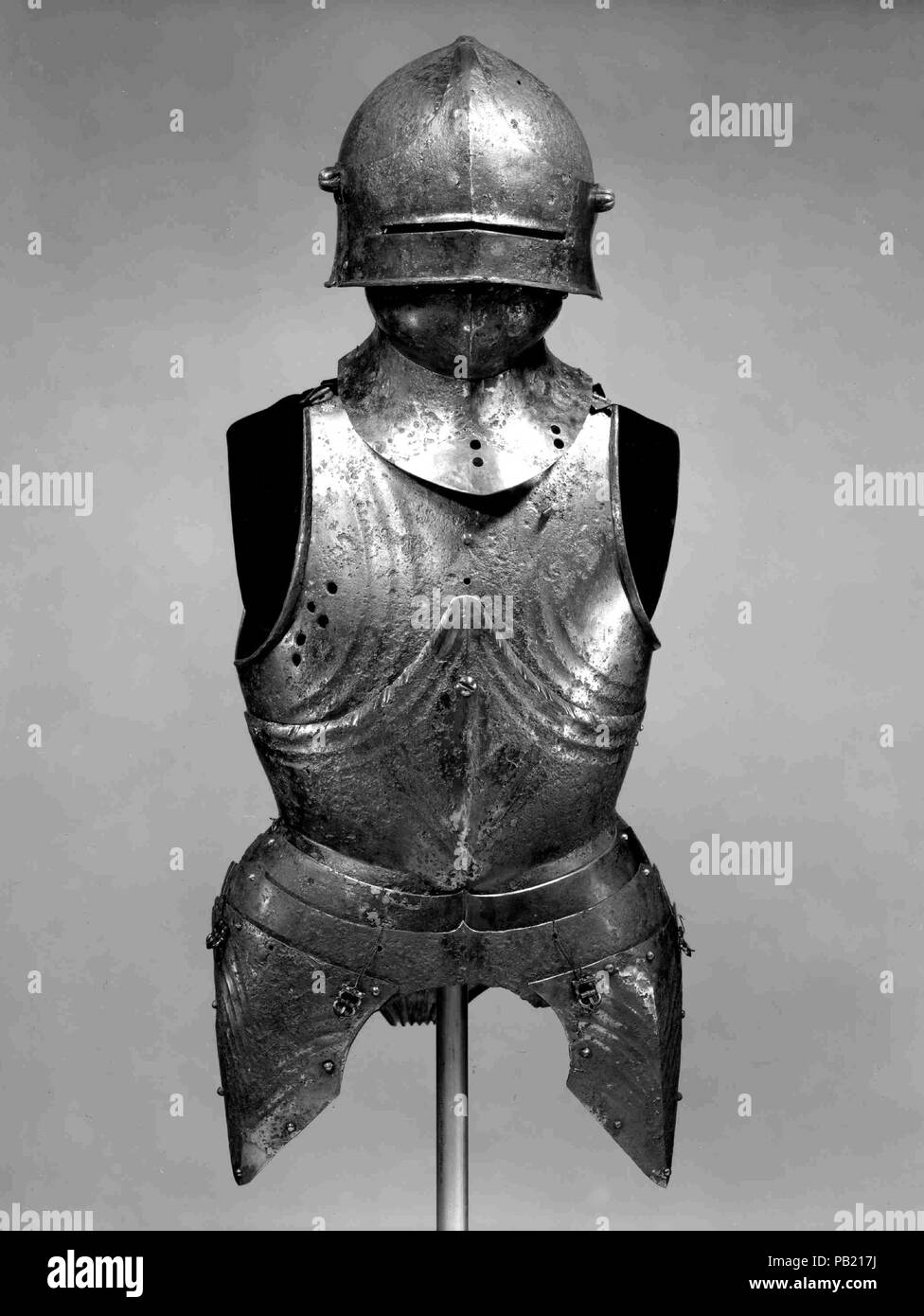 Éléments d'une armure. Culture : l'allemand ou autrichien. Dimensions : H. comme monté en 35. (88,9 cm) ; WT. 23 lb. 3 oz. (10,55 kg). Date : ca. 1480-90. Peu d'armures complètes ont survécu depuis le xve siècle, ce qui en fait un important malgré son état fragmentaire. Il aurait été trouvé dans une église de l'Autriche. Les pièces étaient probablement assemblés à la fin du xve ou au début du xvie siècle comme un don pieux pour être accroché sur la tombe d'un chevalier. Tous les éléments sont caractéristiques de l'armure portée dans l'Europe centrale et régions d'Europe de l'ouest à la fin de l'époque gothique. Il s'agit notamment de la séparé Banque D'Images