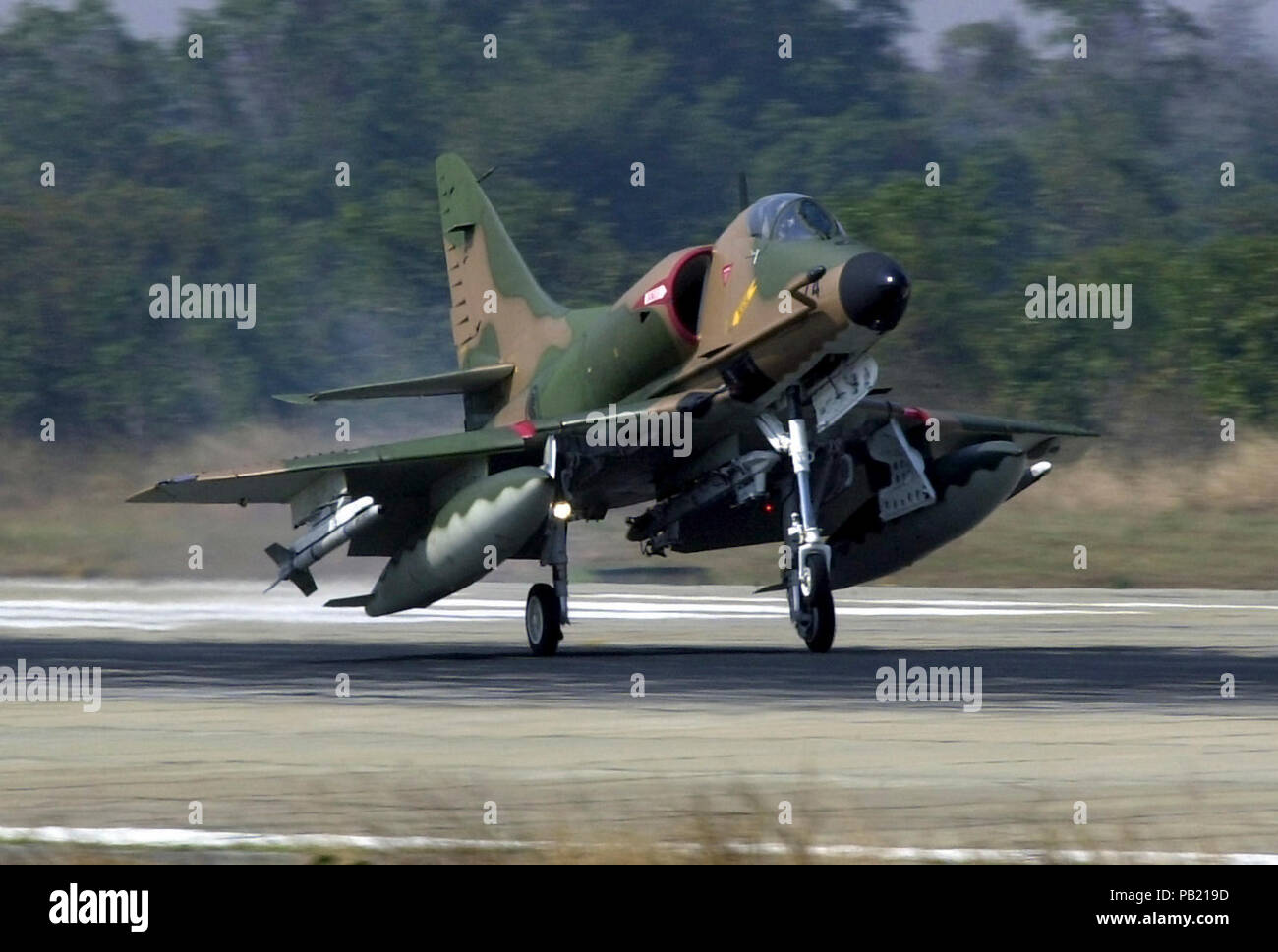 A-4SU Korat 2002. Une force aérienne de la République de Singapour A-4SU Skyhawk avion décolle à Korat AB, en Thaïlande pour une mission dans le cadre de l'exercice COMPOSER TIGER 02. Faire face Tiger est un annuel, exercice multinational dans la région Asie-Pacifique qui fait la promotion de relations plus étroites et permet aux unités de la force aérienne dans la région d'aiguiser leurs compétences de combat aérien et la pratique de l'interopérabilité avec les forces américaines. Banque D'Images