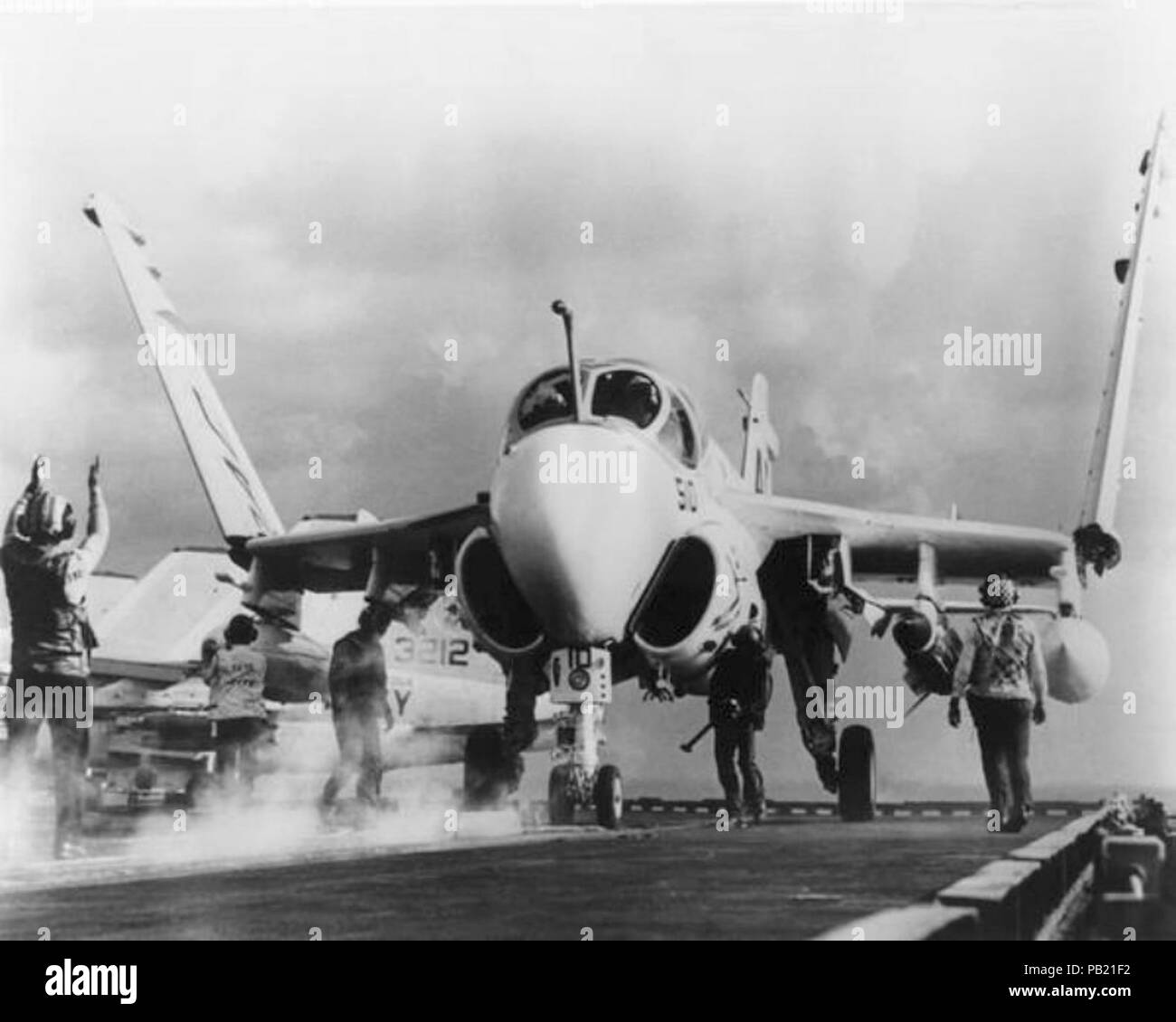 A-6B-75 à bord de l'Intrus VA USS Saratoga (CVA-60) en 1971. Banque D'Images