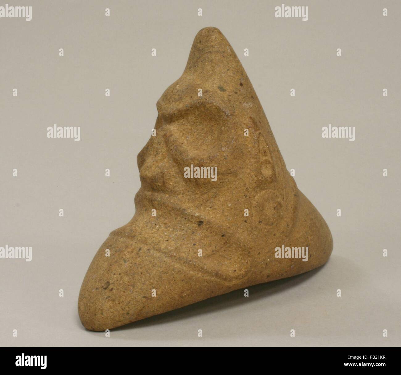 Pierre triangulaire (Trigonolito) avec la face. Culture : Taino. Dimensions : H x L : 5 x 6 in. (12.7 x 15.2cm). Date : 13e et 15e siècle. Musée : Metropolitan Museum of Art, New York, USA. Banque D'Images