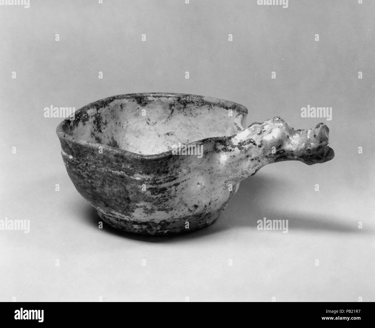 Conteneur alimentaire (Kui). Culture : la Chine. Dimensions : H. 3 9/16 in. (9 cm) ; L. 81,2 in. (21,6 cm). Date : 1ère-2ème siècle. Musée : Metropolitan Museum of Art, New York, USA. Banque D'Images