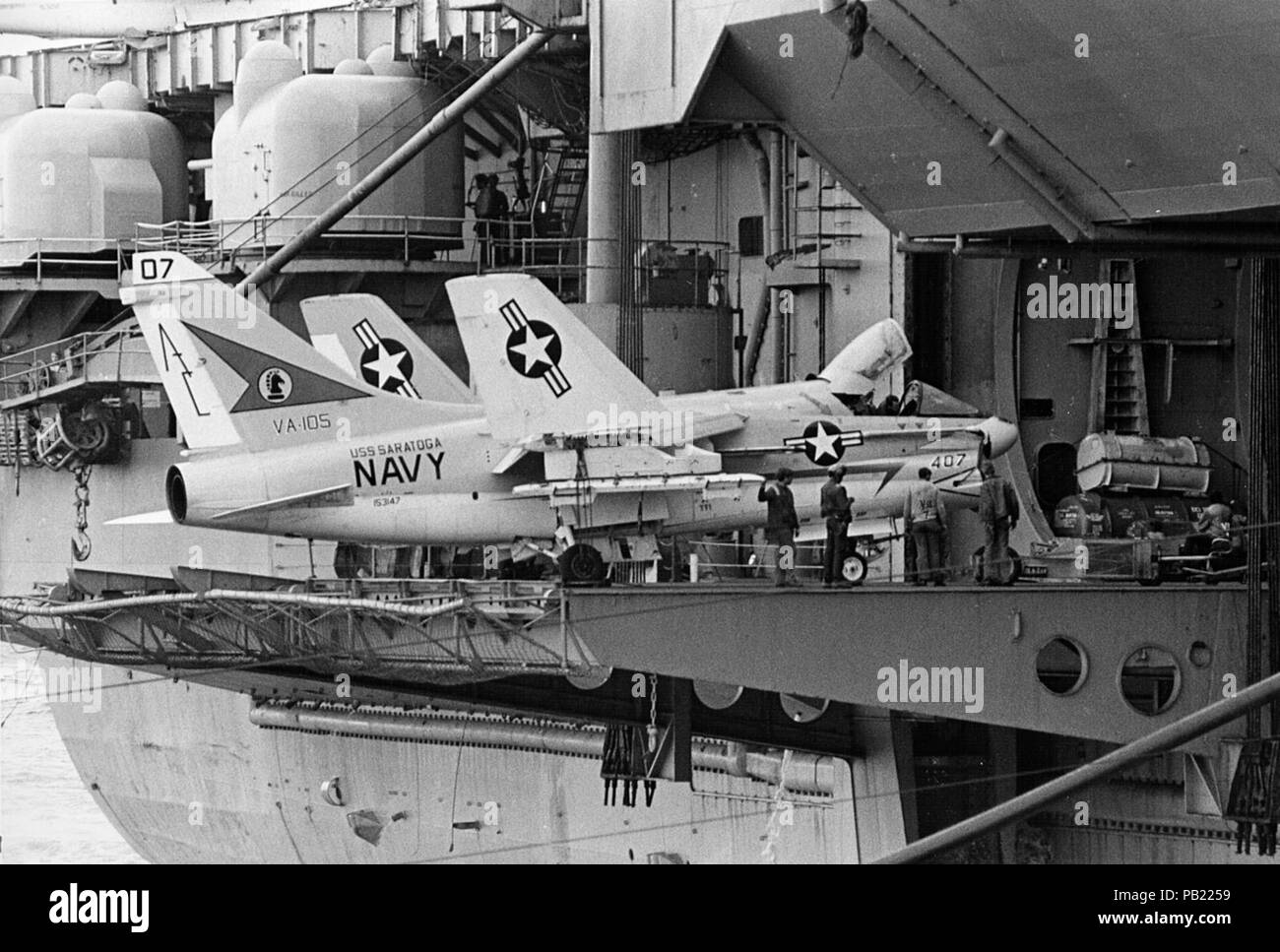 A-7A VA-105 sur l'USS Saratoga (CVA-60) Ascenseur 1972. Banque D'Images