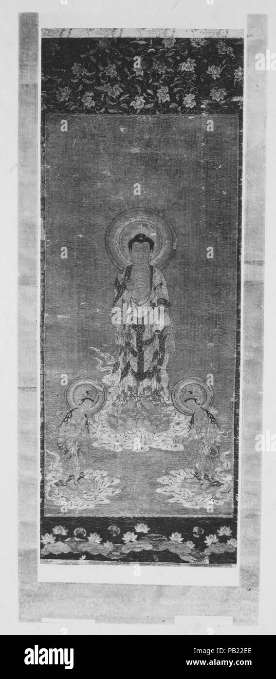 Se félicitant de la descente d'Amida avec les Bodhisattvas Kannon et Seishi. Culture : le Japon. Dimensions : Image : 39 1/2 x 15 1/4 in. (100,3 x 38,7 cm) avec fixation : 66 7/8 x 20 3/4 in. (169,9 x 52,7 cm). Date : le 13e siècle. Images brodées--souvent le produit de pieuses des groupes qui cherchent à effectuer des œuvres méritoires ont été ravivés par la secte de la Terre Pure du bouddhisme dans la période Kamakura. Dans ce rare raigo brodé, Amida, assisté par Kannon et Seishi, se dresse sur les nuages au-dessus de l'ordre décroissant des lotus en fleurs brodées, qui suggèrent la céleste récompense promise à ceux qui croient à l'Amida Banque D'Images