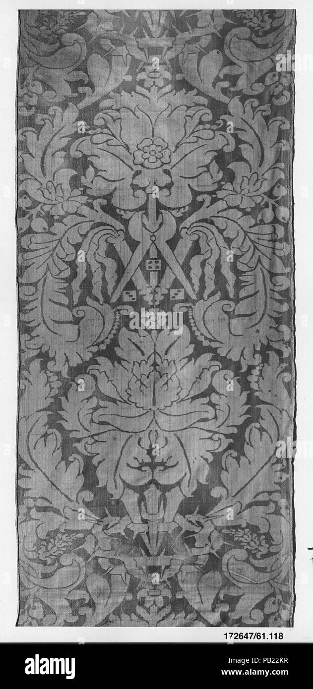 Longueur de damask avec des instruments de la Passion. Culture : l'espagnol. Dimensions : 153 x L. W. 25 1/2 pouces (388,6 x 64,8 cm (largeur de métier). Date : ca. 1710 ( ?). Musée : Metropolitan Museum of Art, New York, USA. Banque D'Images Longueur de damask avec des instruments de la Passion. Culture : l'espagnol. Dimensions : 153 x L. W. 25 1/2 pouces (388,6 x 64,8 cm (largeur de métier). Date : ca. 1710 ( ?). Musée : Metropolitan Museum of Art, New York, USA. Banque D'Images