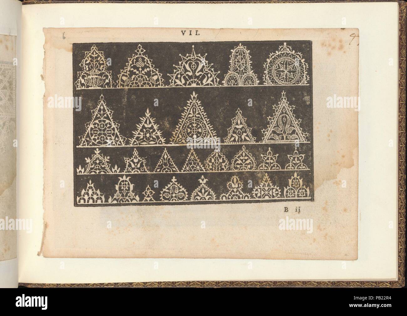 Prima parte de' Fiori, page 7 (recto). Auteur : Giovanni Battista Ciotti (Italien, né Sienne, ca. 1560). Dimensions : hors tout : 6 11/16 x 9 1/16 in. (17 x 23 cm). Imprimante : Nicolo Moretti , Venise. Publié dans : Venise. Editeur : Francesco de' Franceschi (Italien, actif 16e siècle). Date : 1591. Écrit par Giovanni Battista Ciotti, imprimé par Nicolo Moretti, Venise, publié par Francesco de' Franceschi, Italien, actif 16ème siècle. De haut en bas, et de gauche à droite : Design composé de 4 registres horizontaux. D'abord vous inscrire est décoré avec 5 motifs triangulaires arrondies ornés de Banque D'Images
