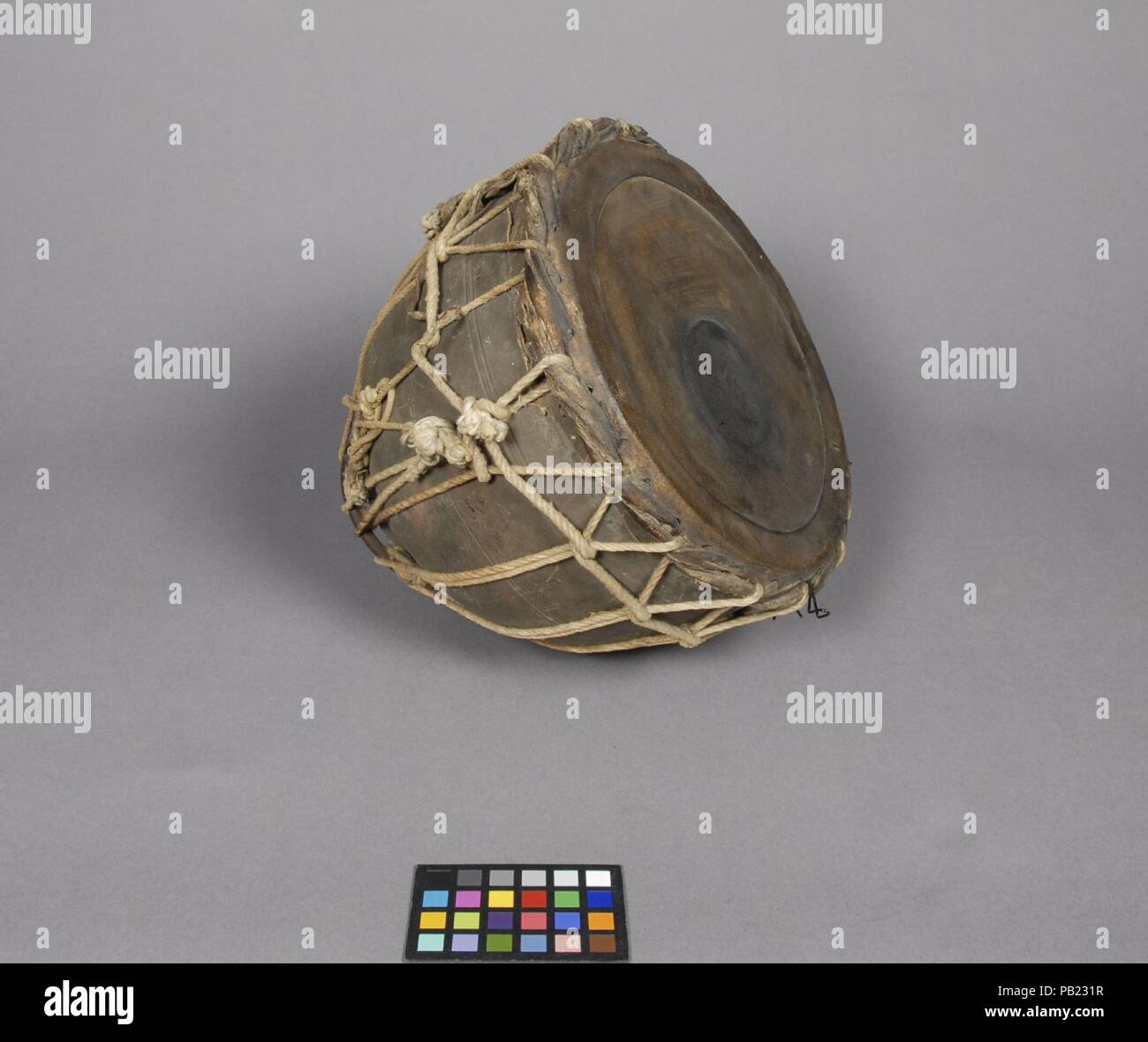 Baya. Culture : L'Indien. Dimensions : H. 21,6 cm (8-1/2 in.) ; Diam. de la tête 21,6 cm (9-1/2 in.). Date : fin du xixe siècle. Le tabla, un tam-tam ou cylindrique et baya, une électrique tambour sont effectués en même temps qu'un ensemble de batterie utilisé pour accompagner la musique classique et des traditions de danse de l'Inde du Nord. Tabla modernes disposent généralement de plus petits ensembles de tambours à main droite (tabla) faite de bois et beaucoup plus vaste batterie de gauche (baya) fait d'argile ou de métal. Au cours du xixe siècle les deux tambours étaient beaucoup plus près en taille qu'aujourd'hui. Le développement de la tabla au 18e et au début du 19e siècle correspond wi Banque D'Images