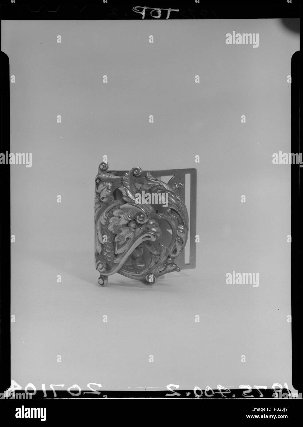 Boucle. Culture : L'Américain. Dimensions : 5/16 x 1 1/4 x 1 1/8 in. (0,8 x 3,2 x 2,9 cm) ; 13 tpl. (20,8 g). Bouilloire : Probablement Theodore B. Starr (American, New Rochelle, New York 1837-1907 Ridgefield, Connecticut). Date : 1900-1924. Cette boucle d'or est la moitié d'une paire faite par la ville de New York ferme bijoux T.B. Starr & Co. ces boucles dépeignent les dauphins et stylisé de feuilles d'acanthe, et ils sont délicatement ciselé pour créer une finition texturée. Theodore B. Starr a été parmi les plus importants et influents de bijoux et d'orfèvrerie entreprises dans la ville de New York à la fin du xixe et au début xxe c Banque D'Images