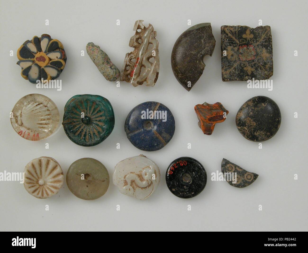 Des fragments de verre en mosaïque. Culture : le copte. Dimensions : hors tout (08,268.22a) : 1 x 15/16 x 3/16 in. (2,6 x 2,4 x 0,4 cm) Stockage (petri diam.) : 3 1/2 in. (8,9 cm). Date : 4ème au début du 5e siècle. Entre 1907 et 1909, le Metropolitan Museum excavées au Ain et-Turba dans l'Oasis de Kharga. Les pelles trouvés un grand nombre de fragments de verre, de nombreux et coûteux de haute qualité de fabrication. Musée : Metropolitan Museum of Art, New York, USA. Banque D'Images