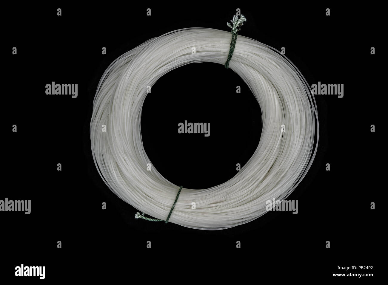 Paquet de blanc, très vieux et poussiéreux de la ligne de pêche de surface sur fond noir Banque D'Images