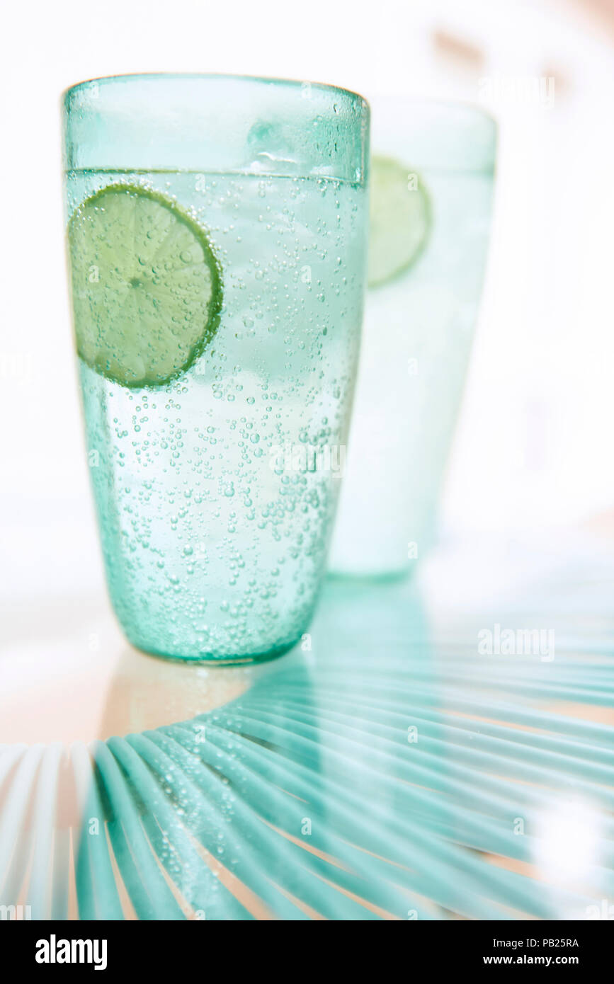 Un couple de boissons gazeuses rafraîchissantes avec tranches de lime en été. Banque D'Images