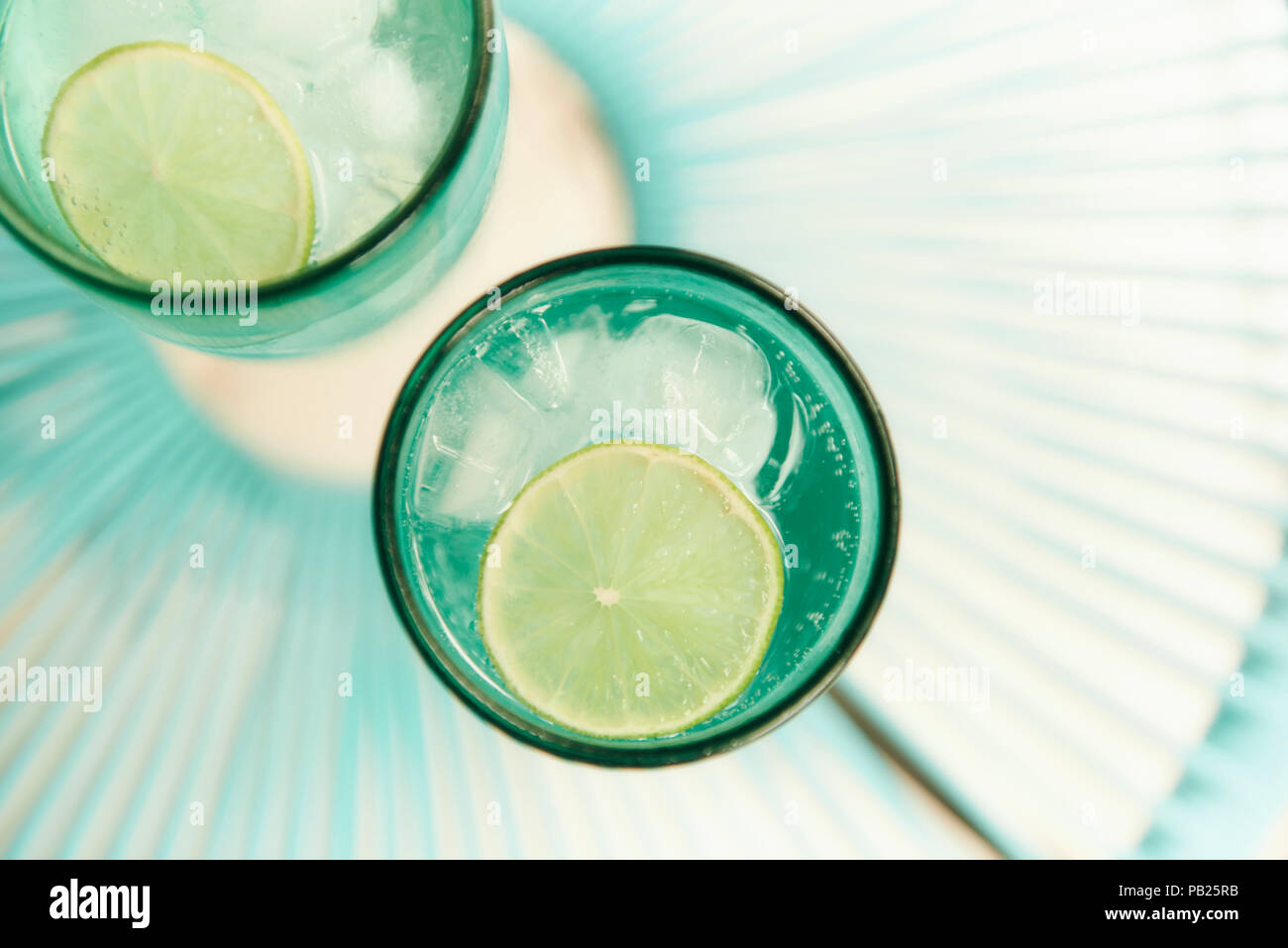 Un couple de boissons gazeuses rafraîchissantes avec tranches de lime en été. Banque D'Images