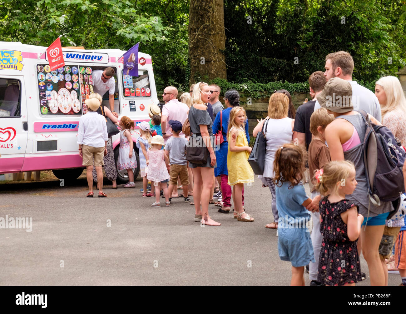 Autour de la ville de Bath dans le Somerset england UK Ice Cream Van queue Banque D'Images