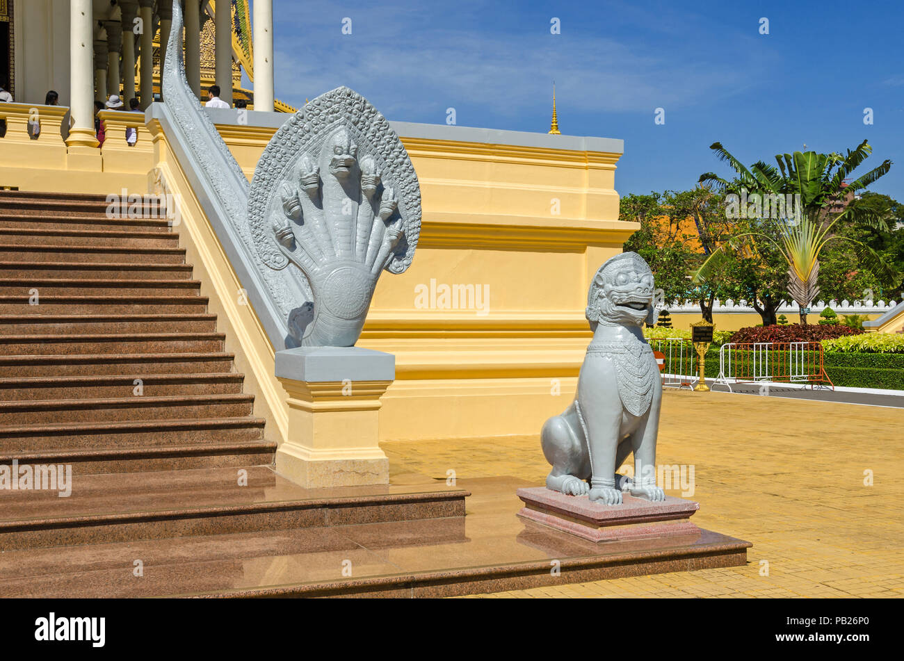 Naga à sept têtes cambodgien et un lion au Palais Royal de Phnom Penh, décrite comme un tuteur de statues dans les marches de la salle du trône, symbolisent la Banque D'Images