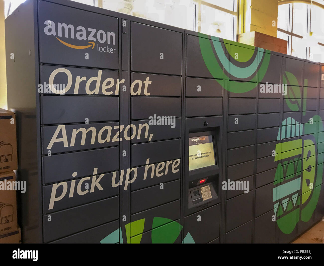 Amazon Locker assis à l'intérieur d'un emplacement d'aliments entiers à Washington, DC Banque D'Images