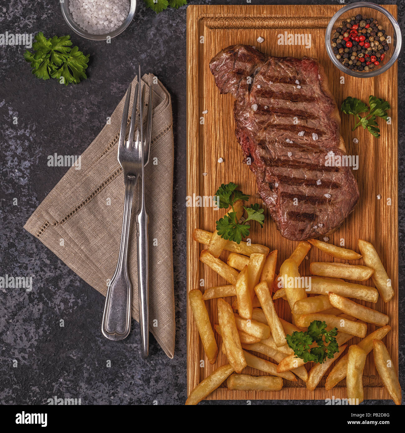 Barbecue de boeuf steak avec frites, vue du dessus. Banque D'Images